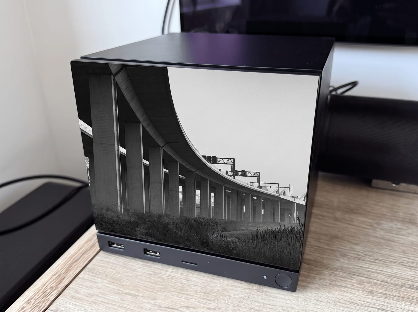 Roskambrug faceplate on a Steam Machine, seen from the side